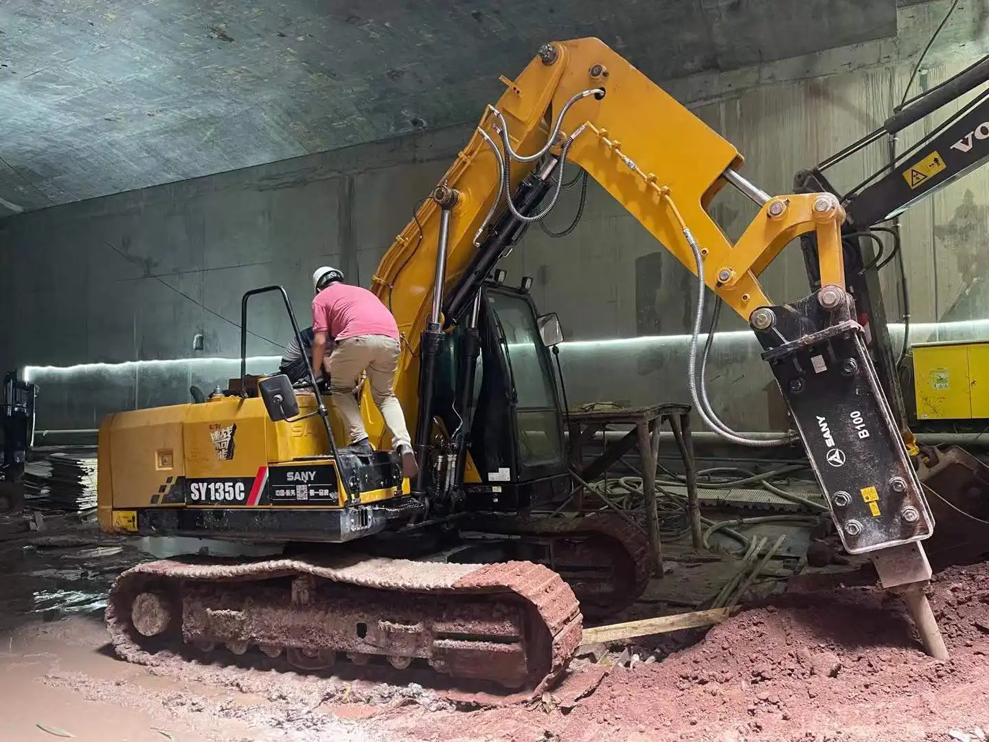 Excavator tunnel arms  Excavator tunnel arms