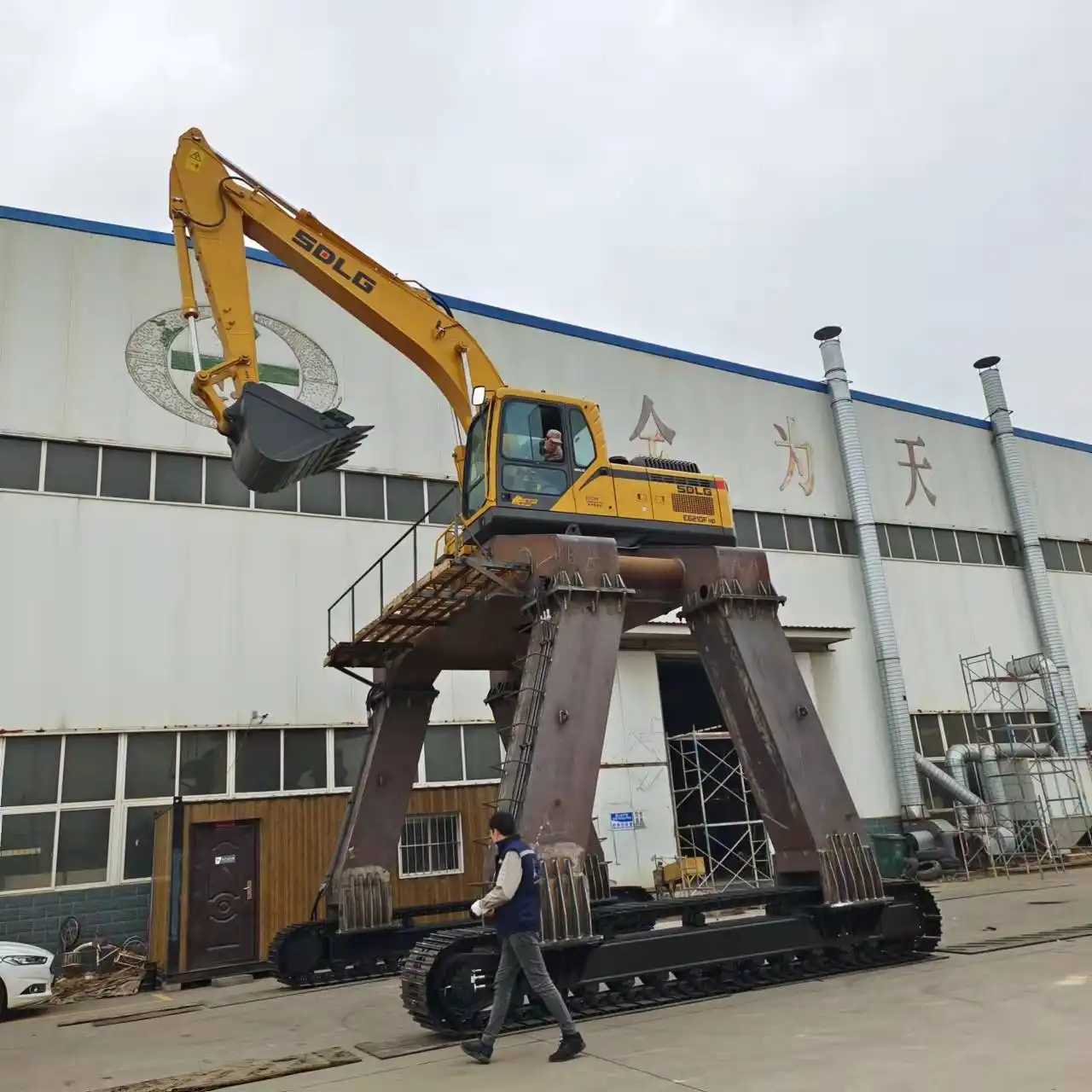 Staddle excavator Staddle excavator