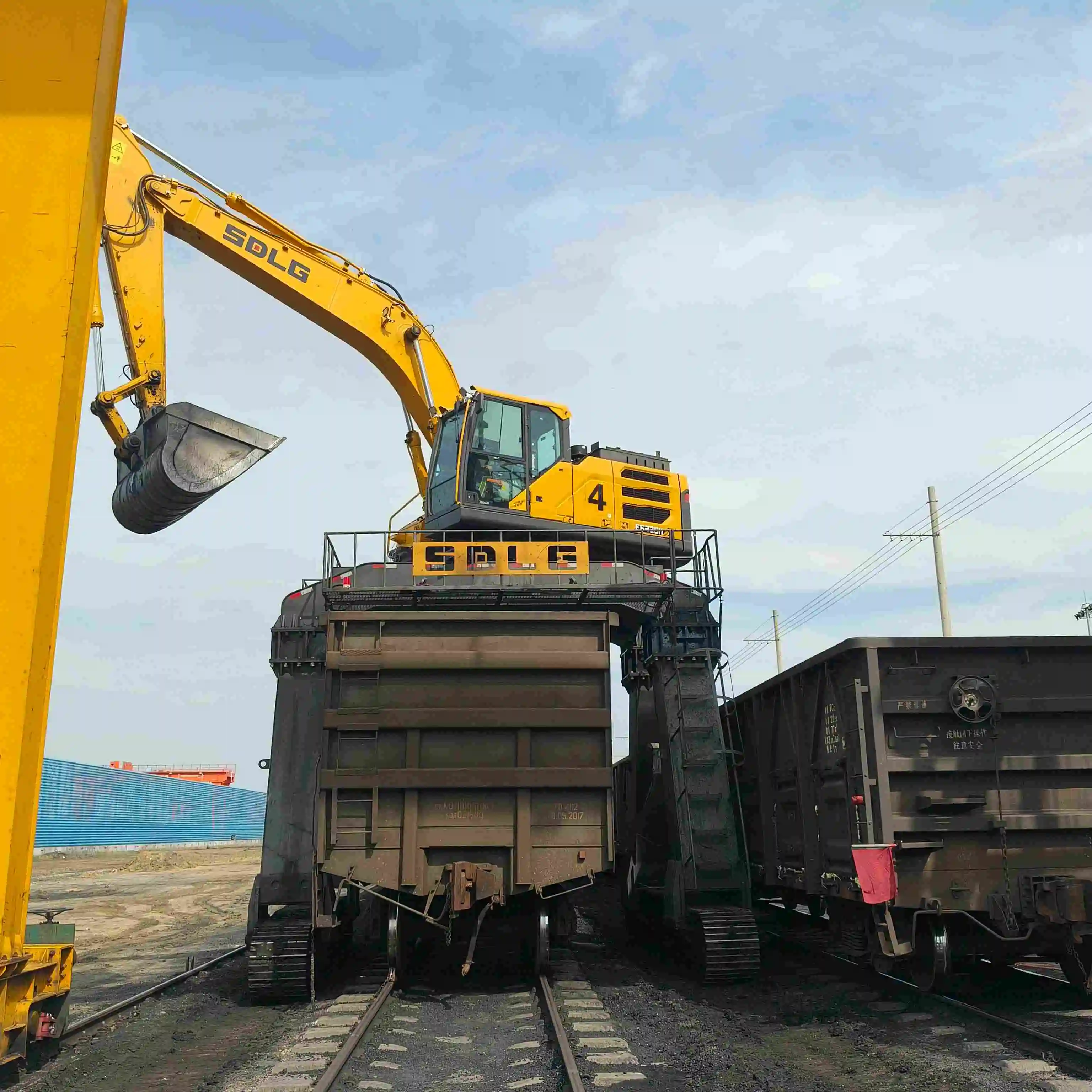 Unloading Train Excavator Long Legs 