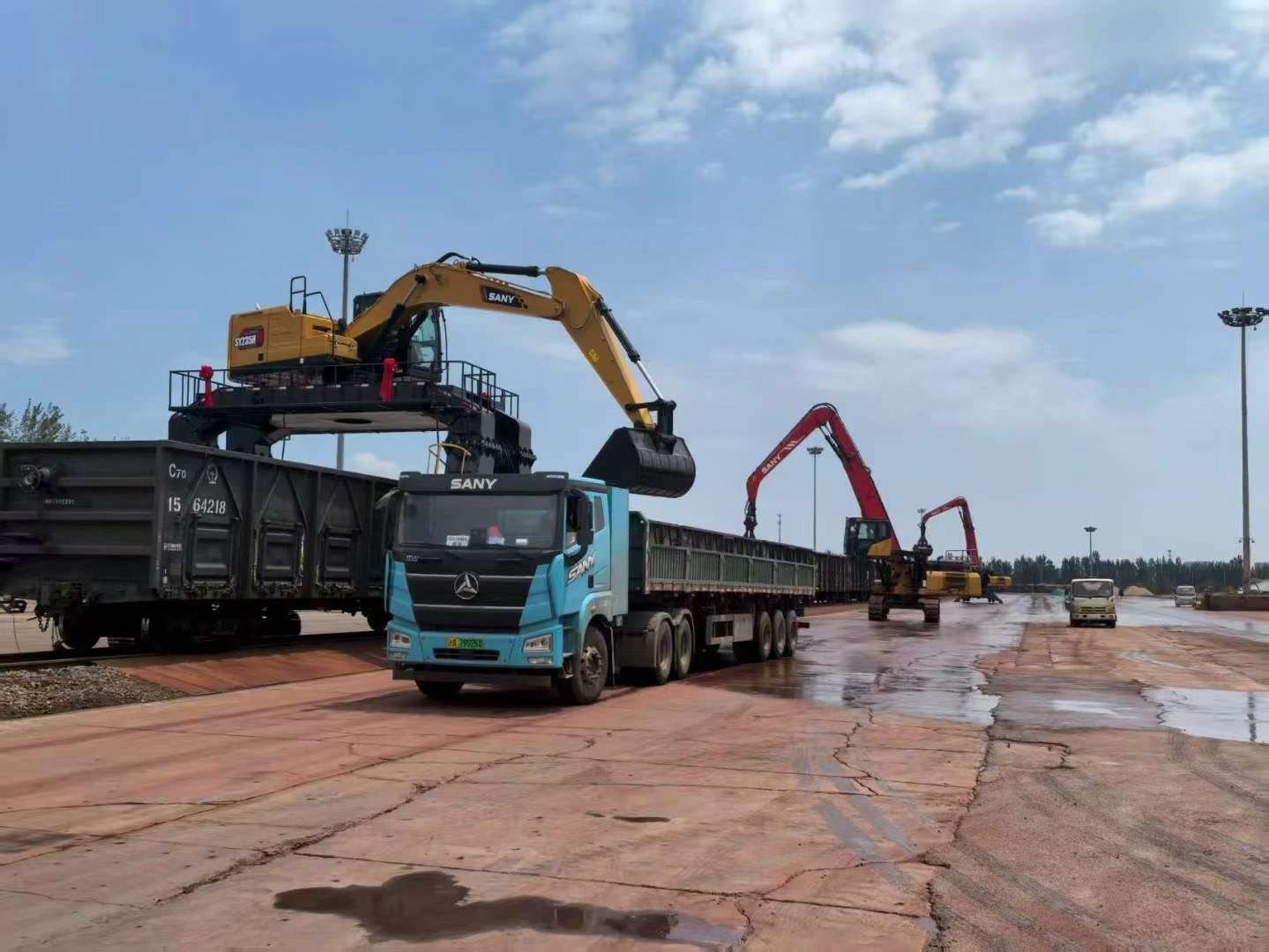 Unloading Train Excavator Long Legs Unloading Train Excavator Long Legs