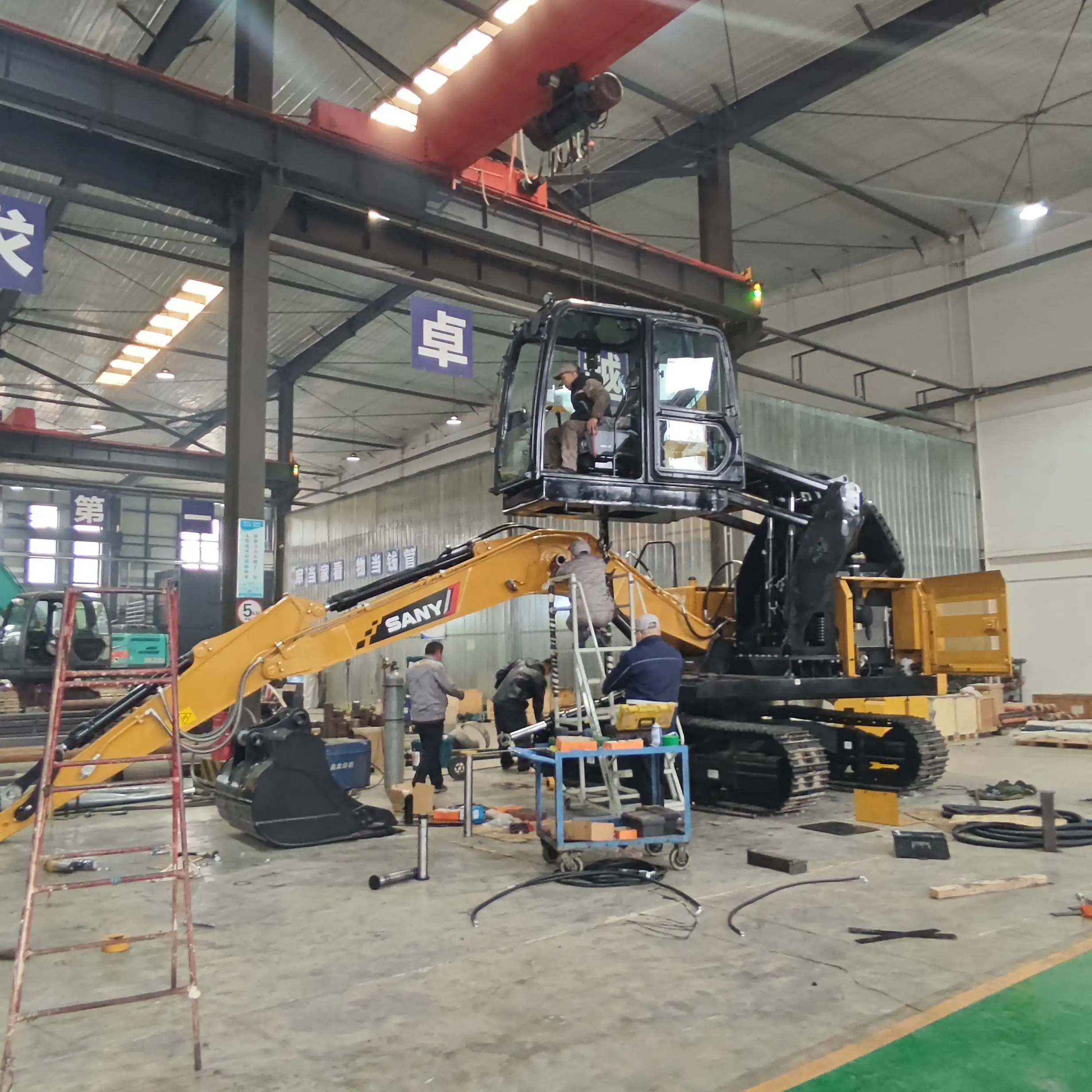 excavator lifting cab