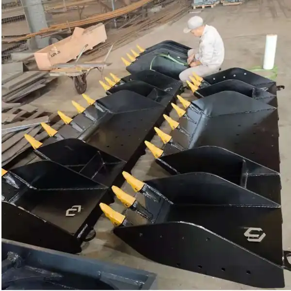 Railway excavator dustpan bucket