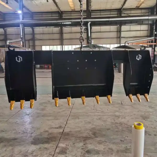 Railway excavator dustpan bucket