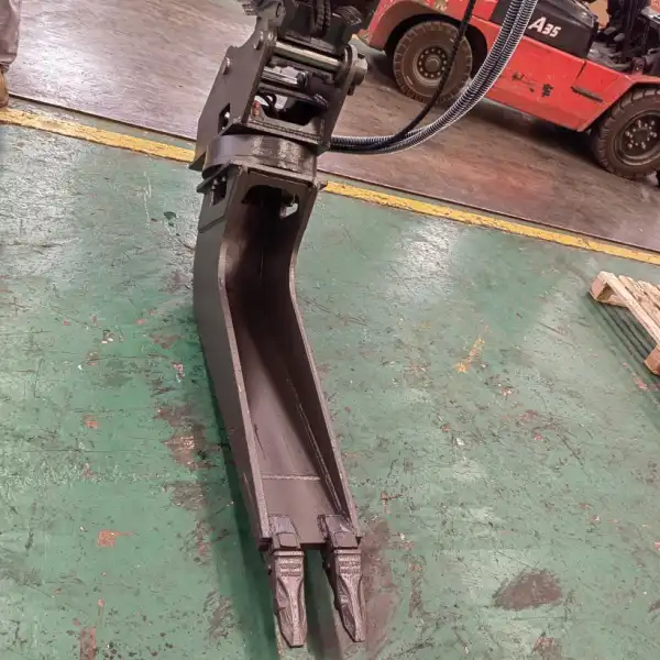 Railway excavator cleaning buckets
