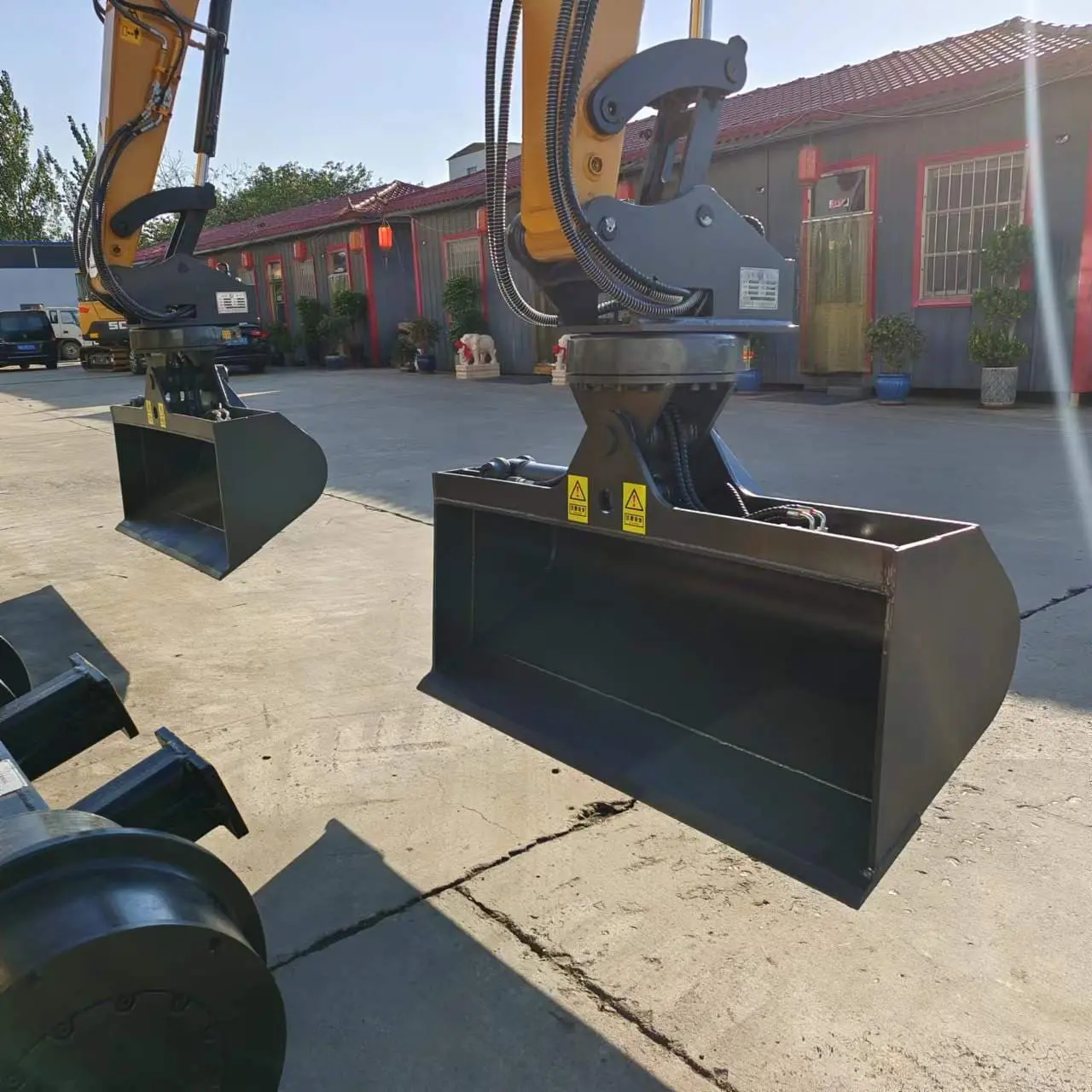 Tilt-rotator bucket Tilt-rotator bucket