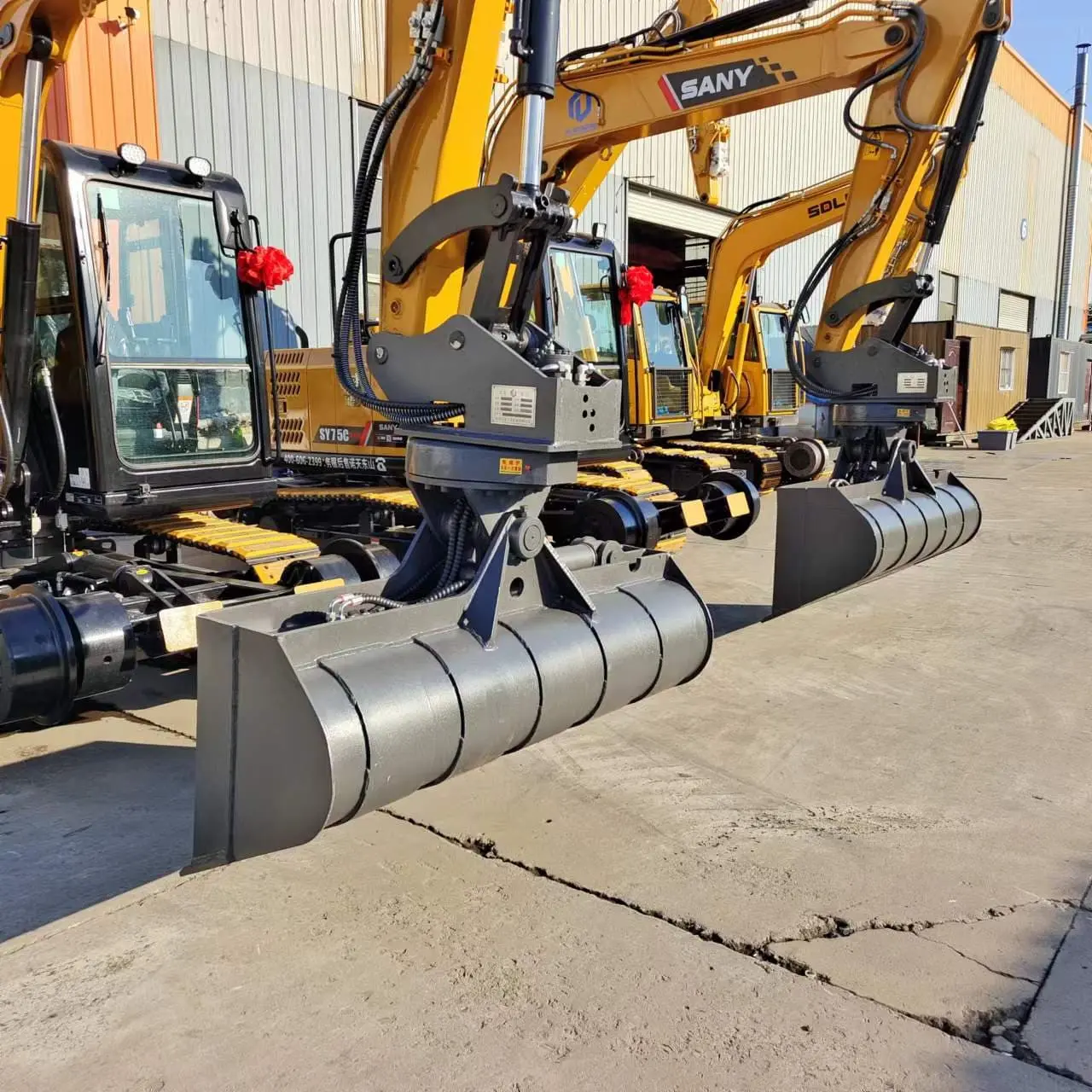 Tilt-rotator bucket