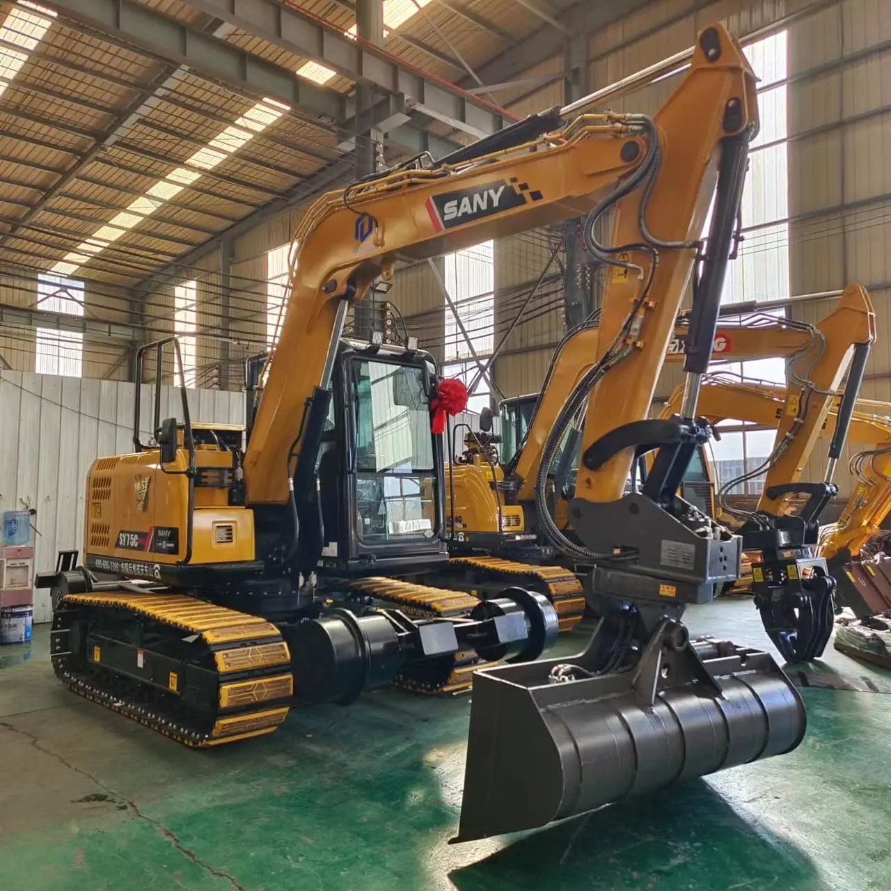 Tilt-rotator bucket Tilt-rotator bucket