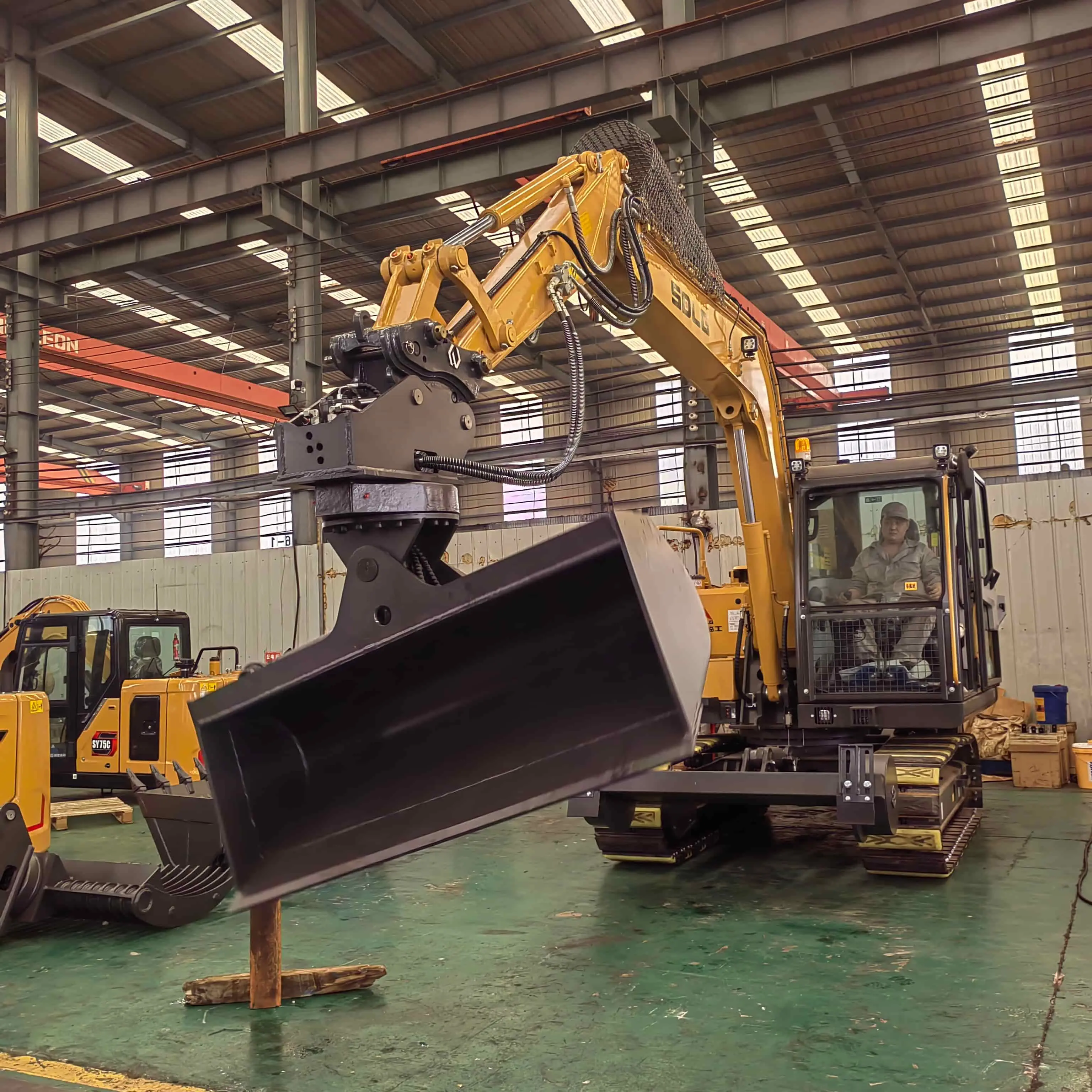 Tilt-rotator bucket Tilt-rotator bucket