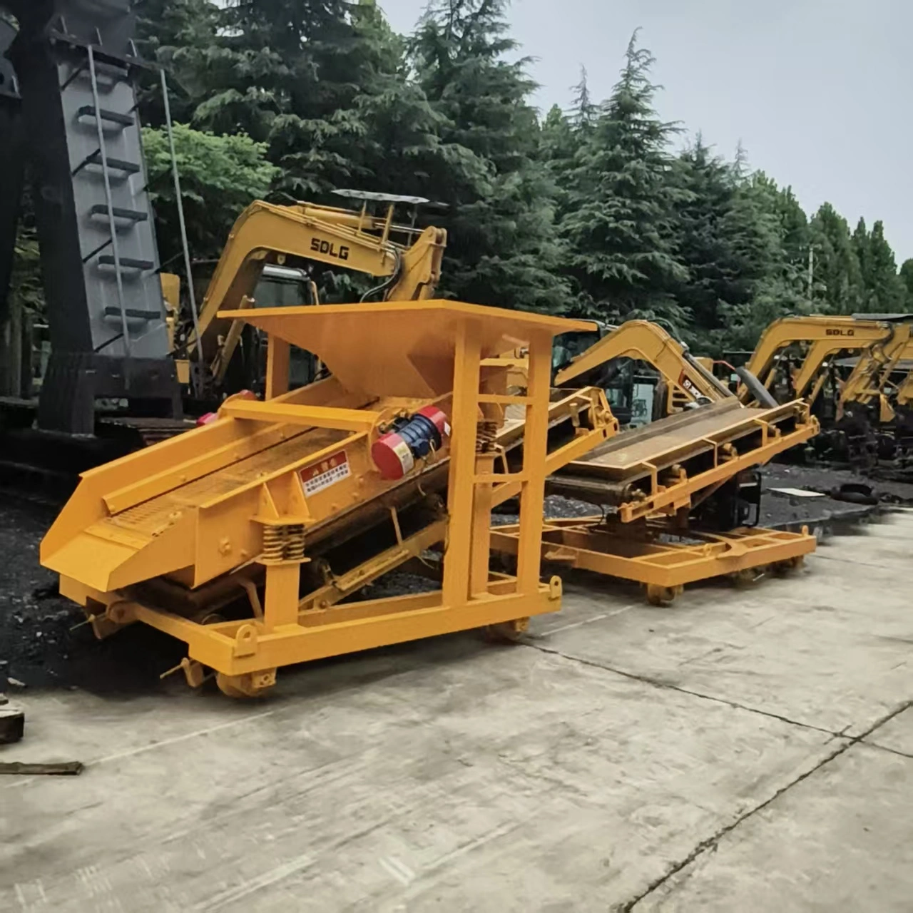 Mobile screening machine