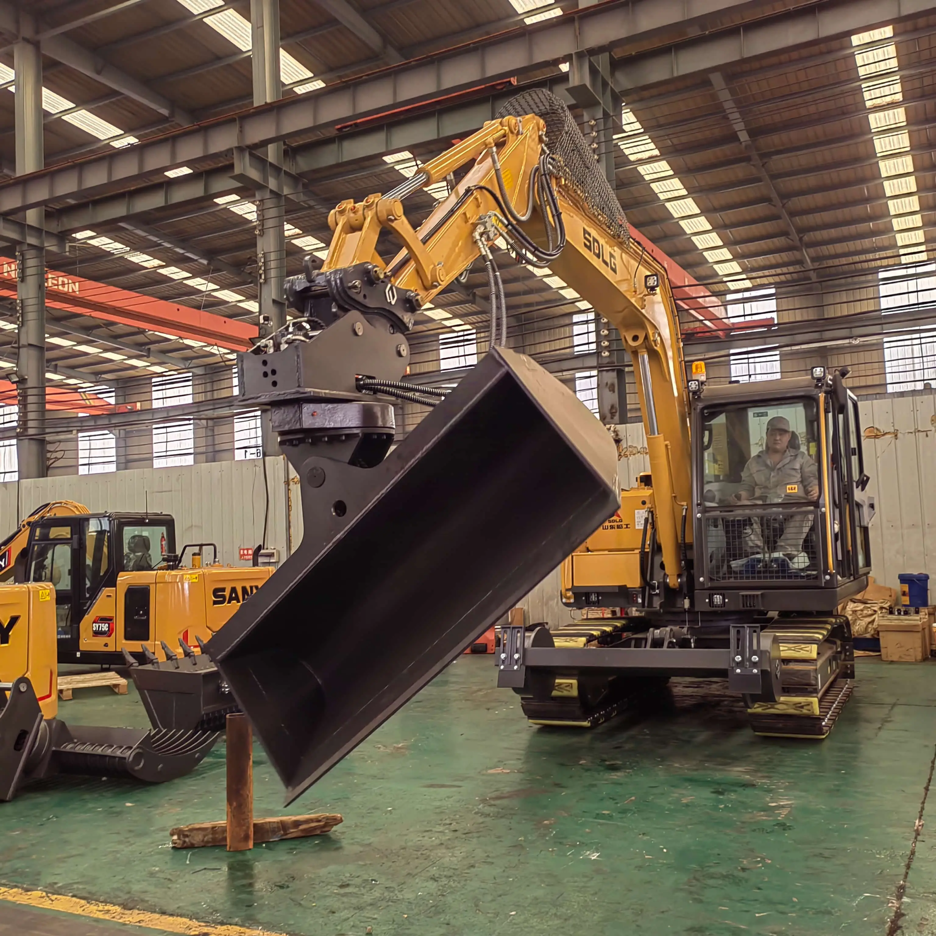 Rotating tilting bucket