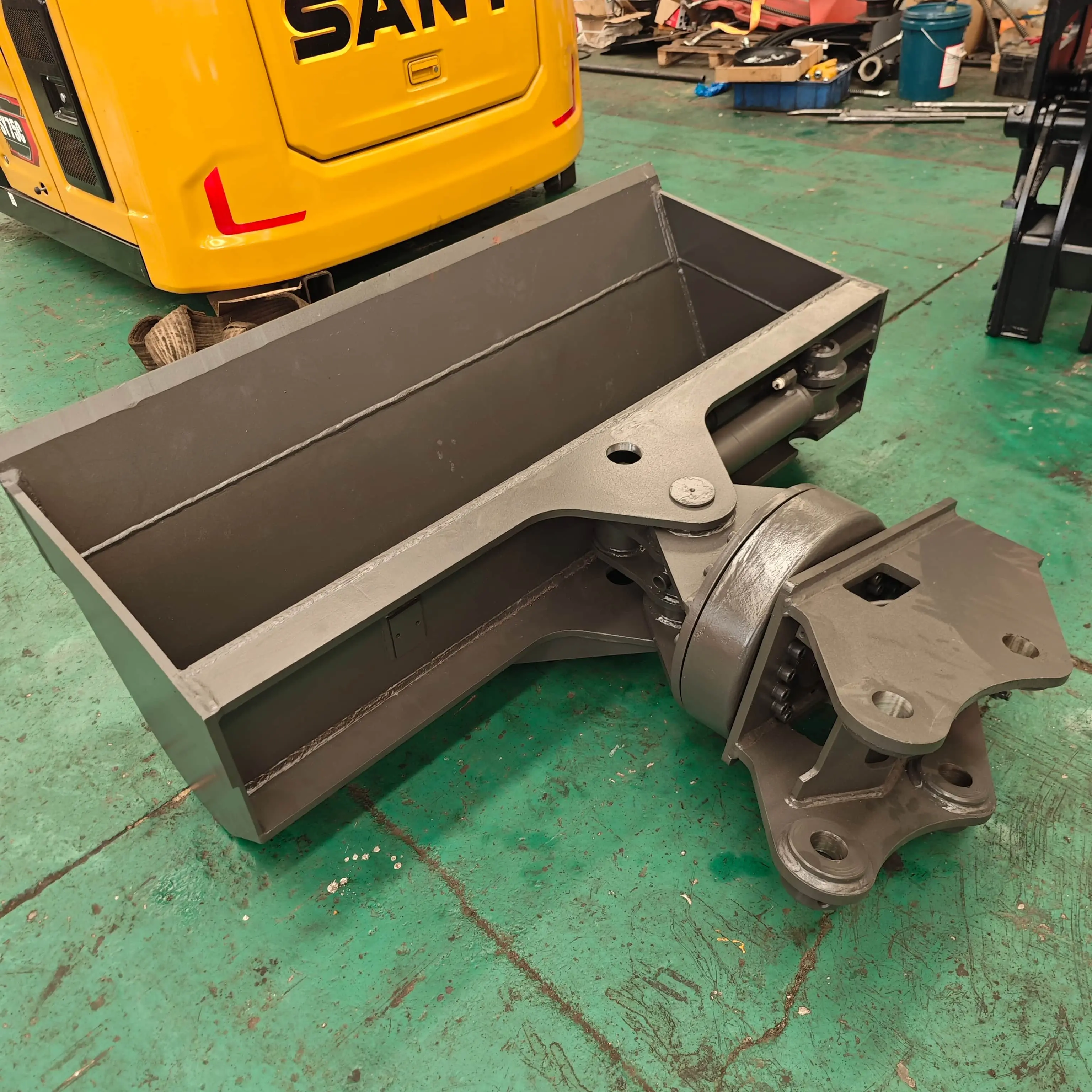Rotating tilting bucket