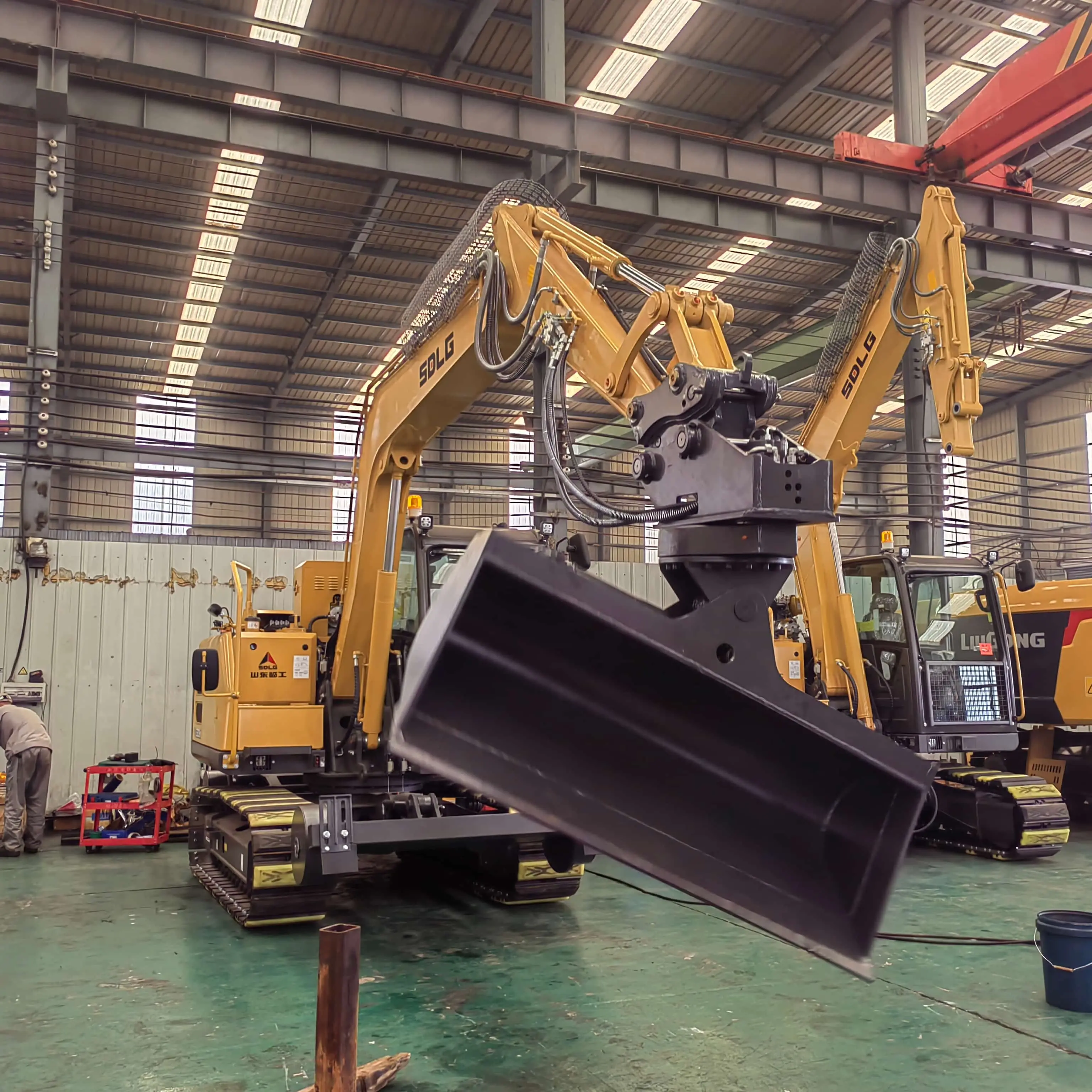 Rotating tilting bucket