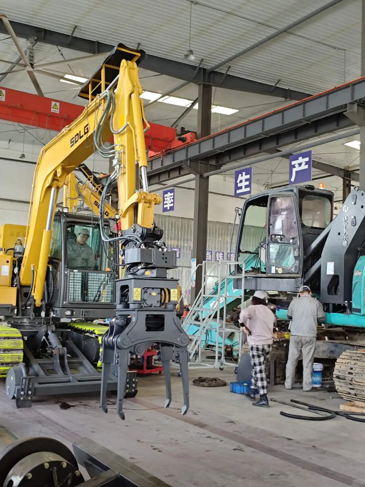 What is the high-vibration hydraulic ballast tamping machine's recommended tamping pressure?