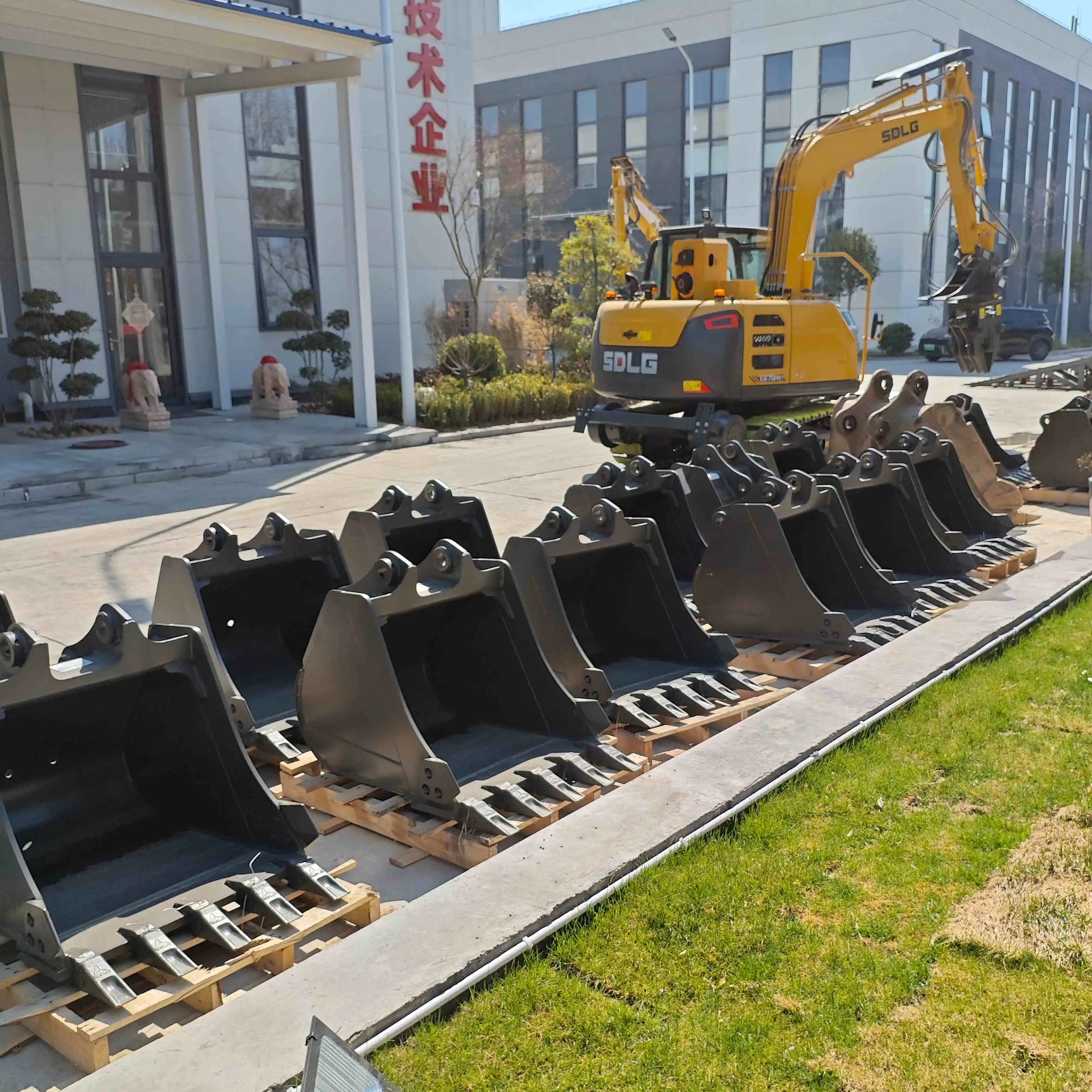 How to change the bucket on an excavator?