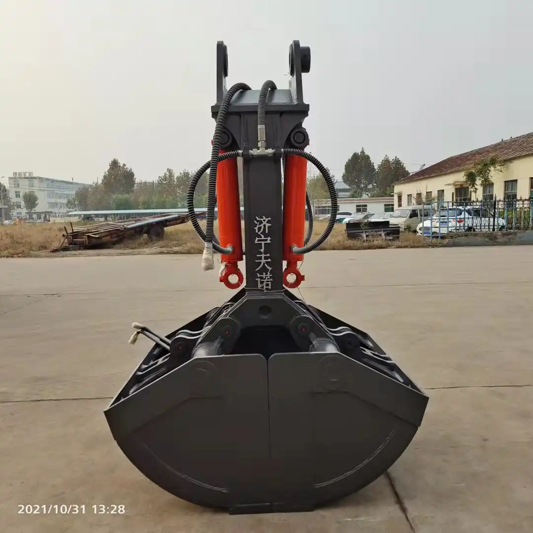 How does a clamshell bucket work?