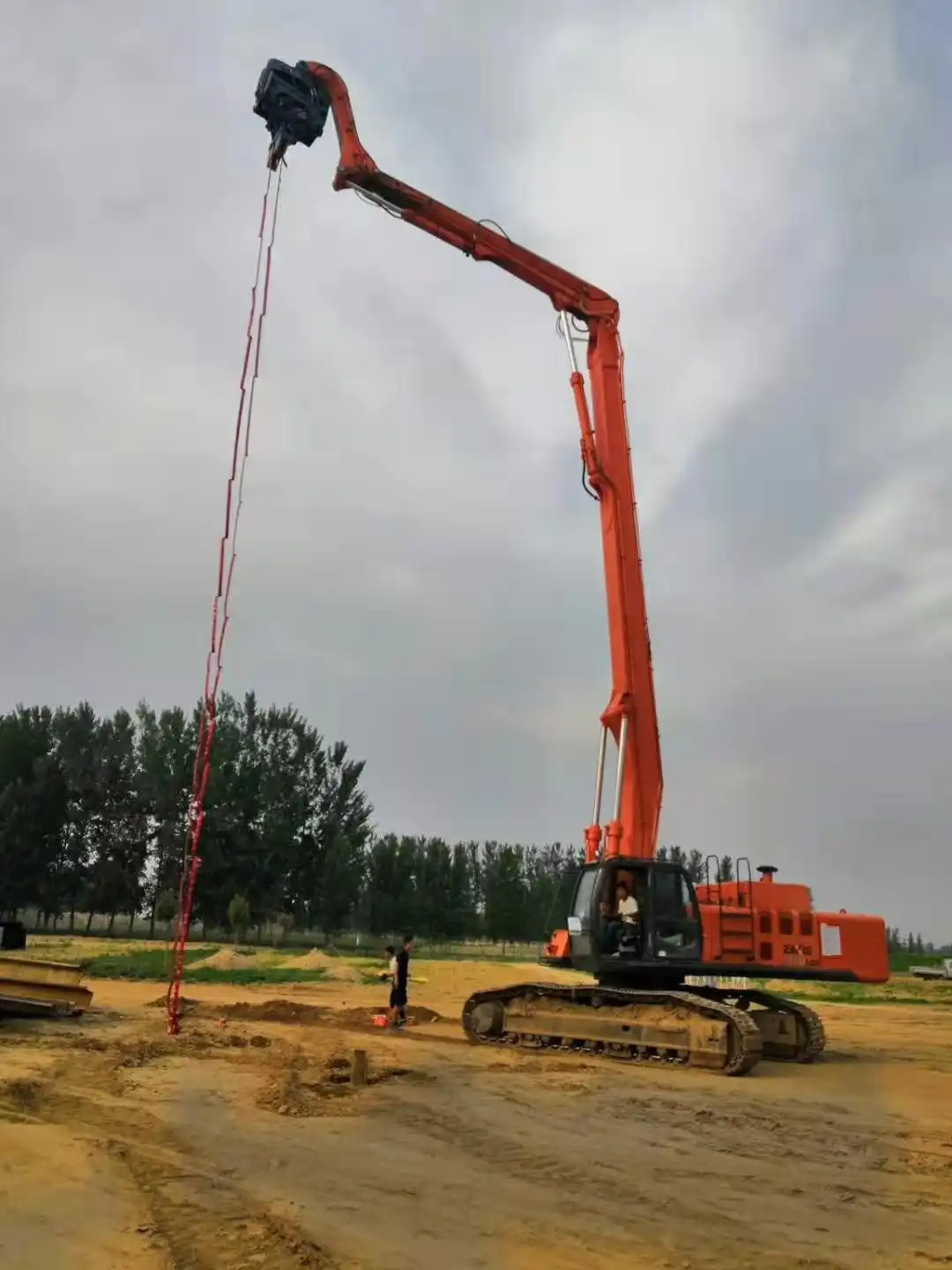 How does the piling boom ensure grip and stability?