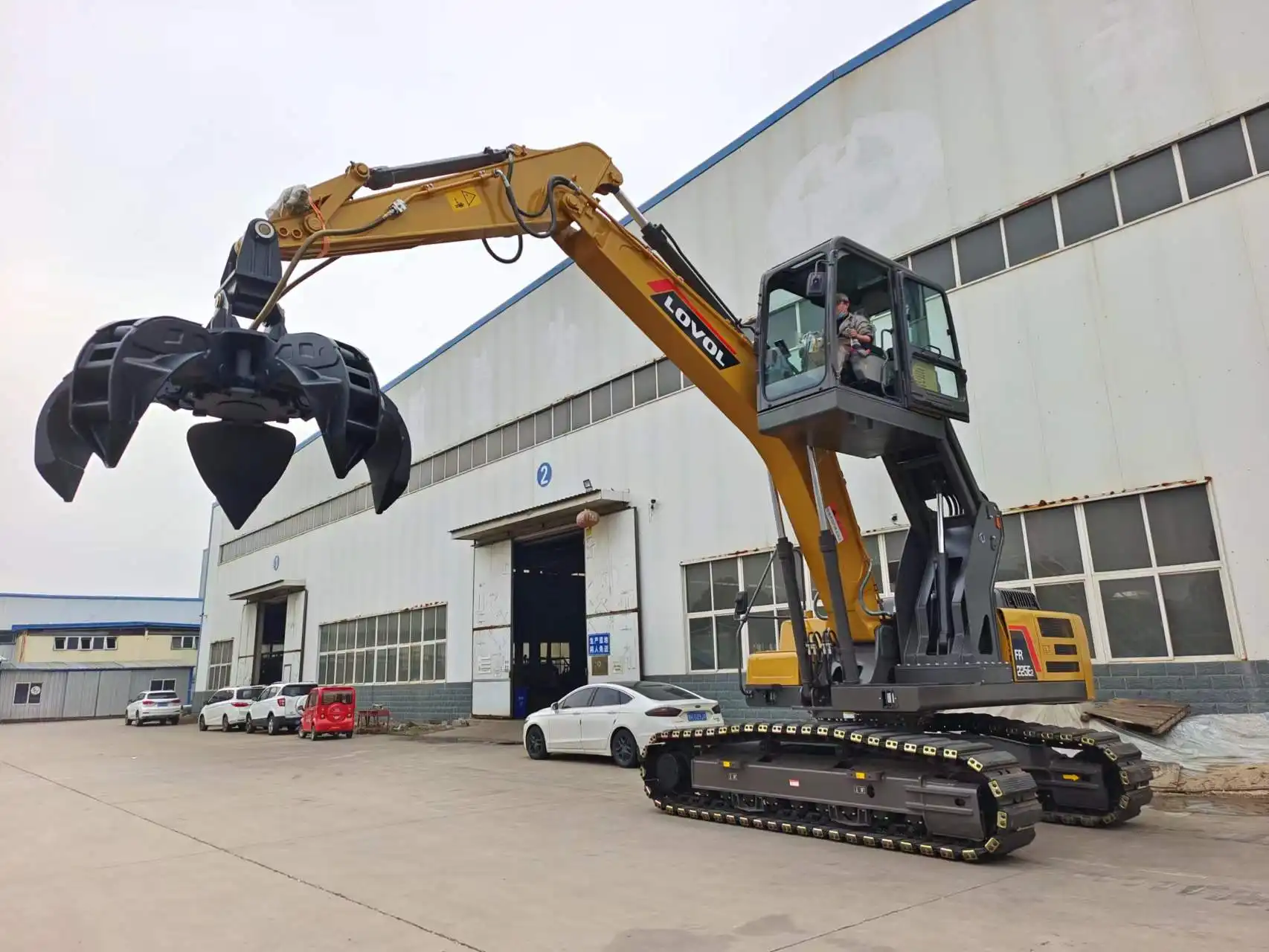 Como um design intuitivo melhora a operação de uma garra para sucata?