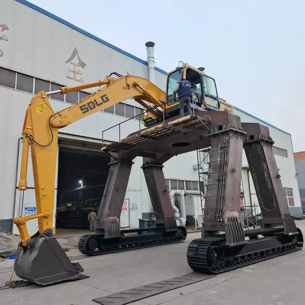 What is a Straddle Carrier Excavator?