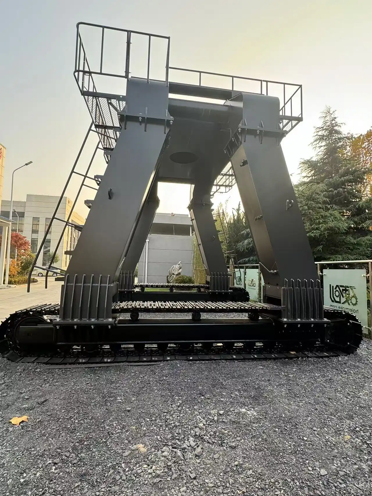Unloading Train Excavator Long Legs Design