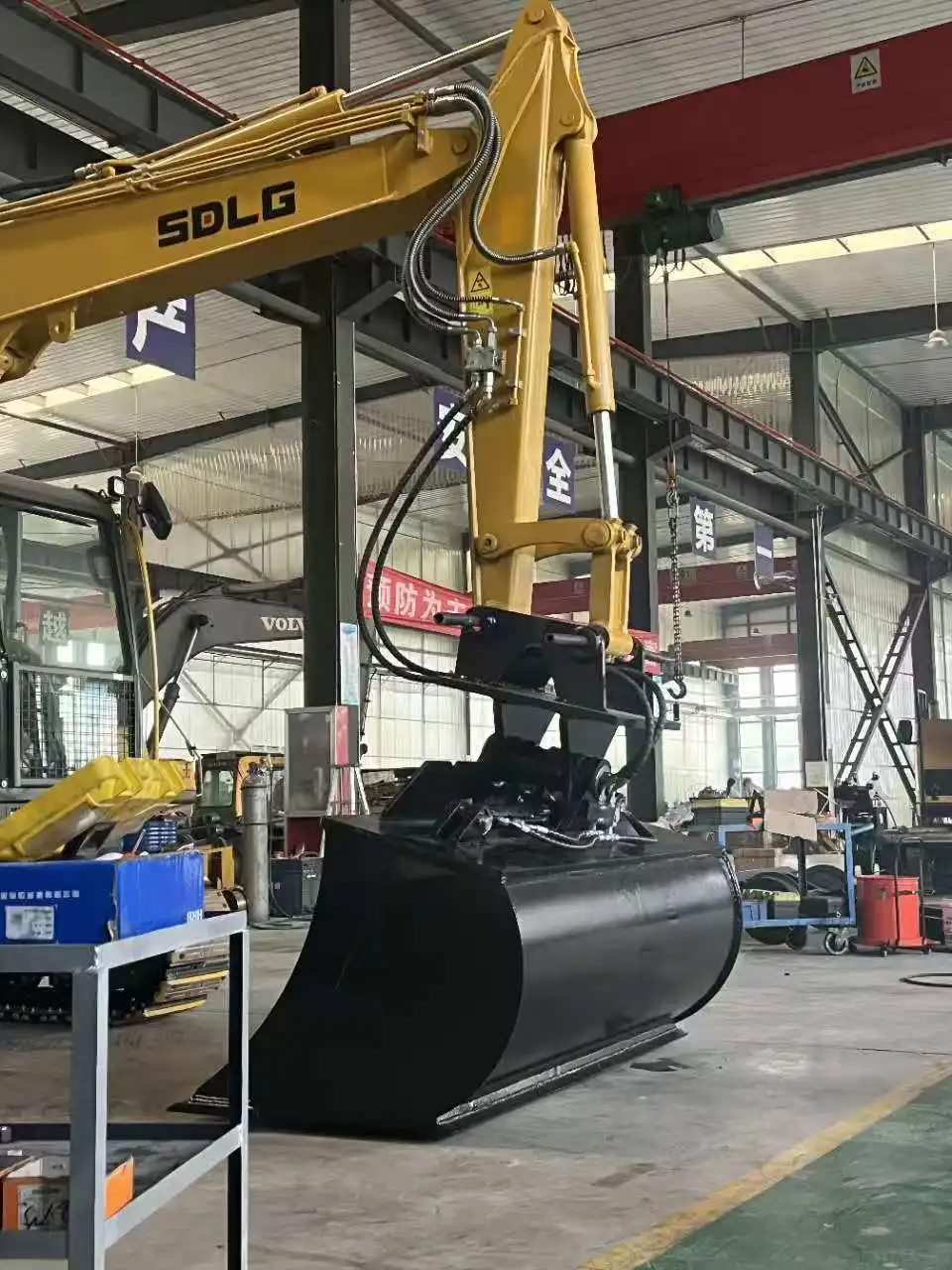 What is the advantage of a rotating excavator bucket?