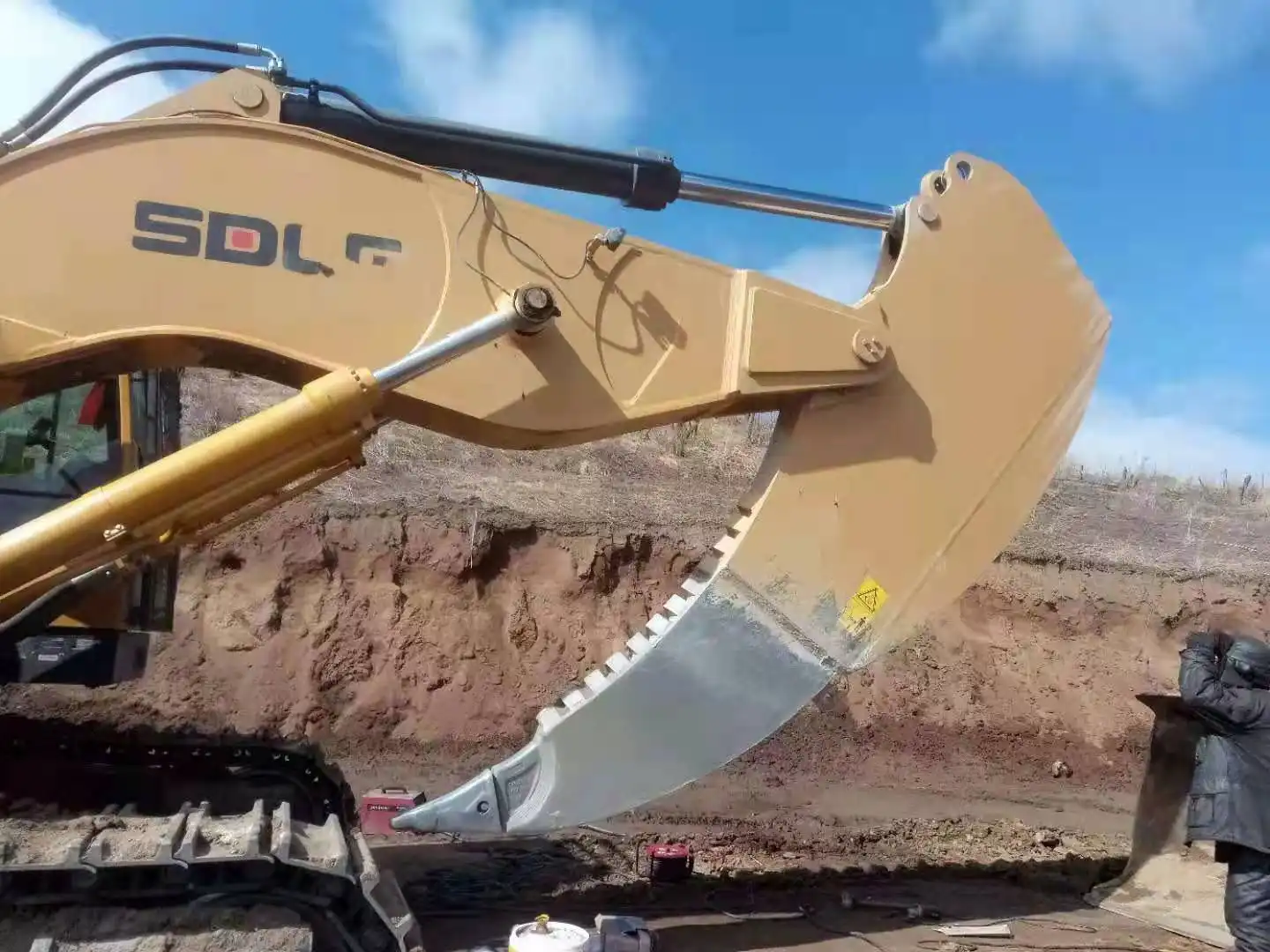 How to measure excavator rock arm?