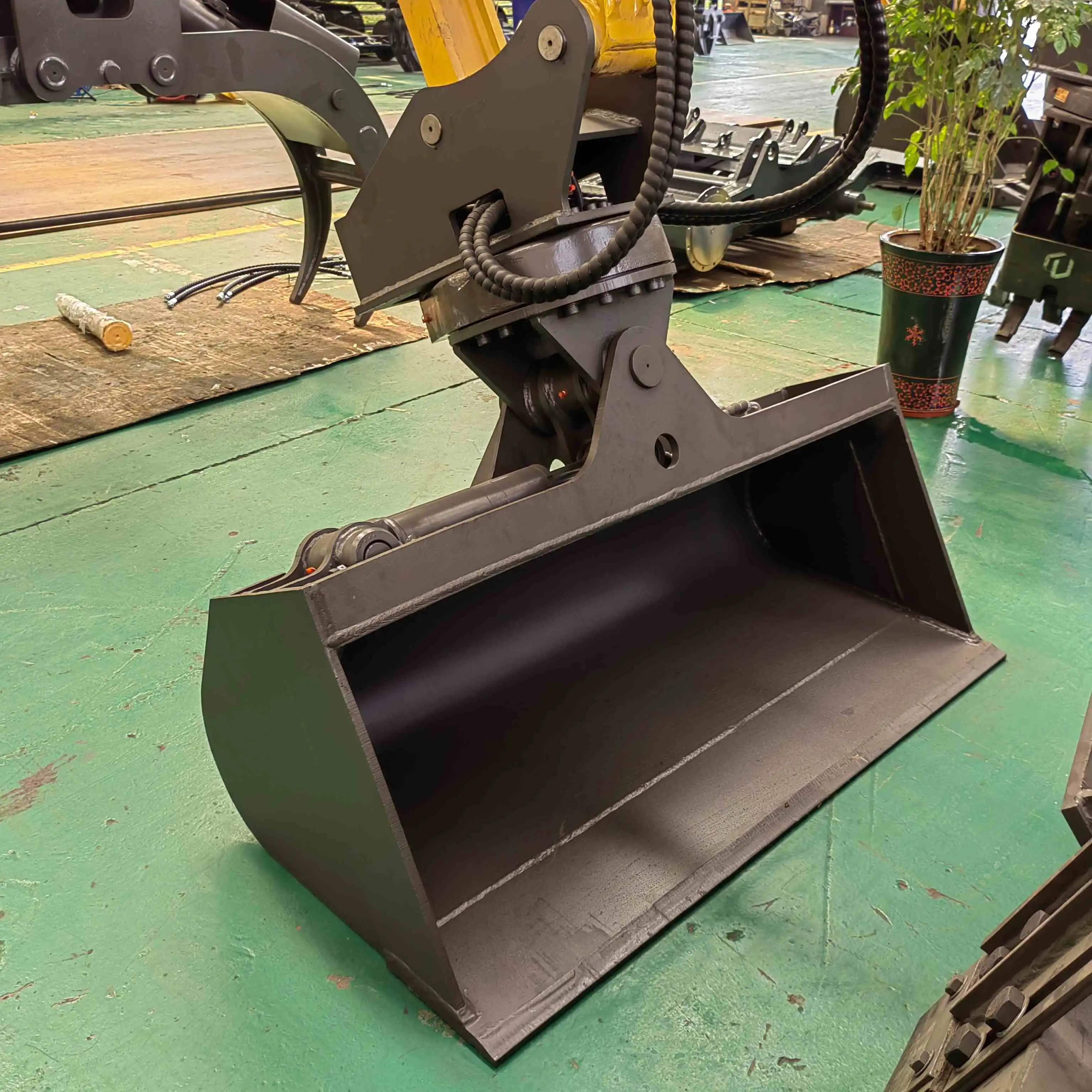 Can a rotating excavator bucket tilt 45 degrees?