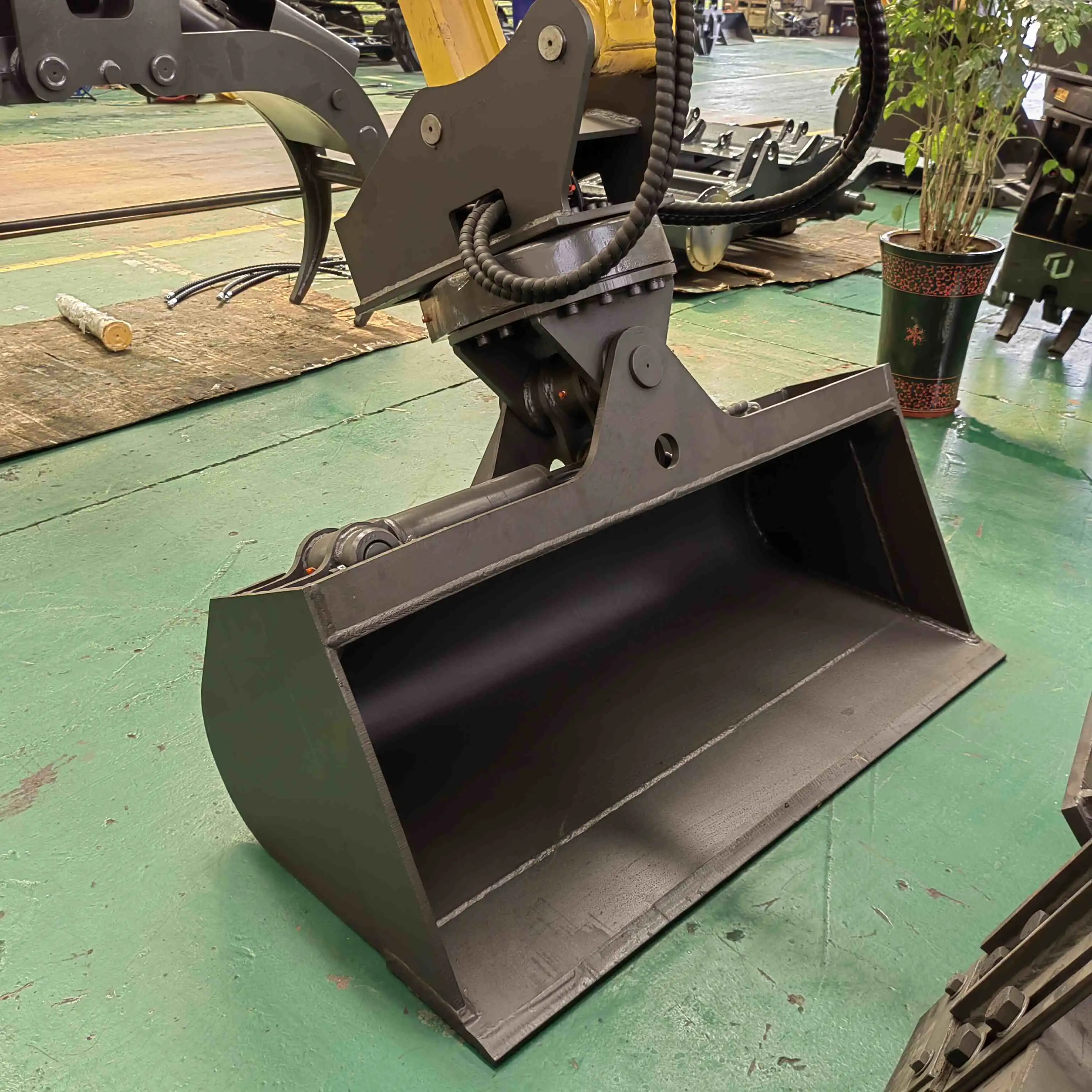 What is the difference between a tilt coupler and a tilt bucket?