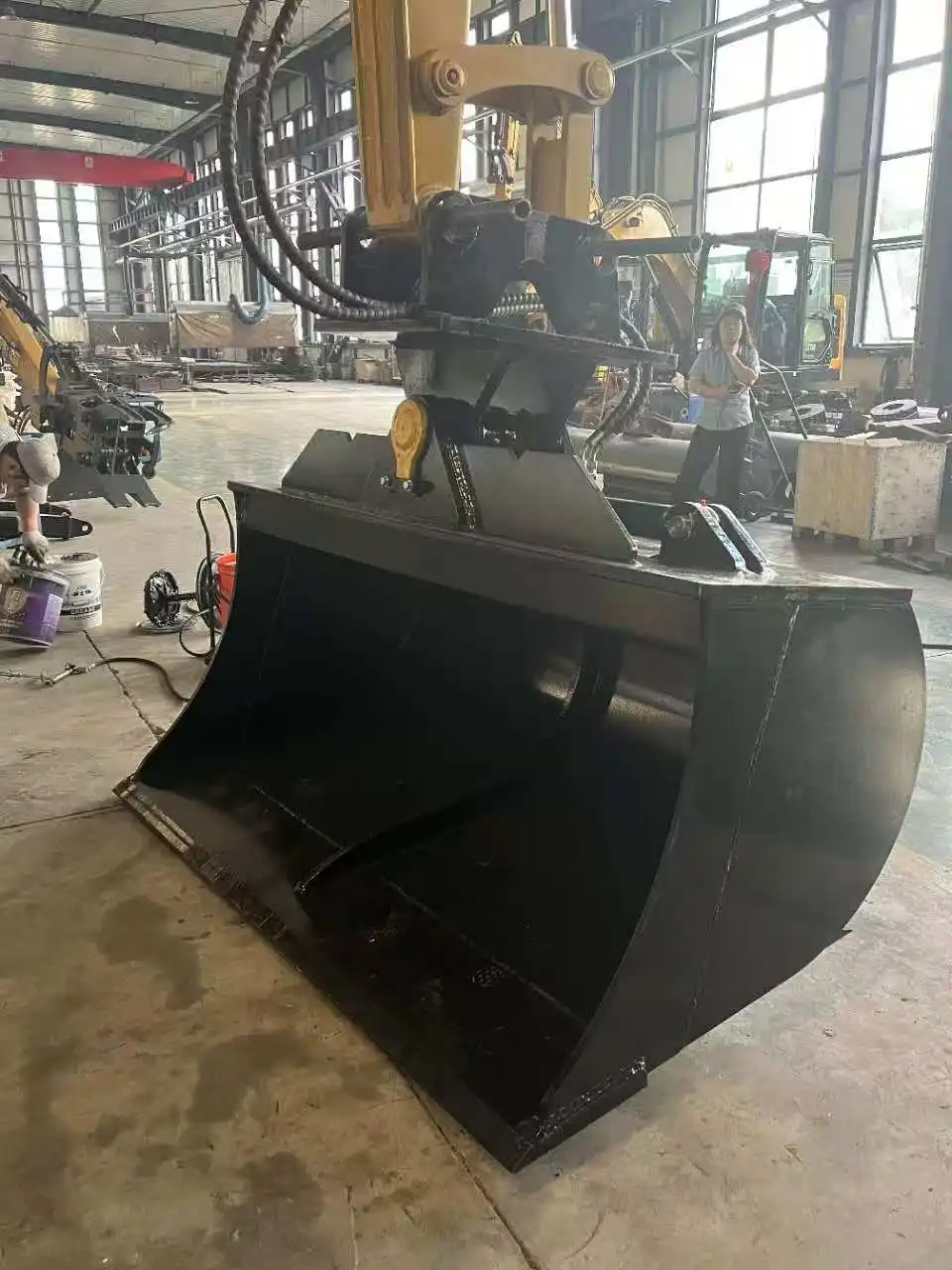 What is the difference between a tilt hitch and a tilt bucket?