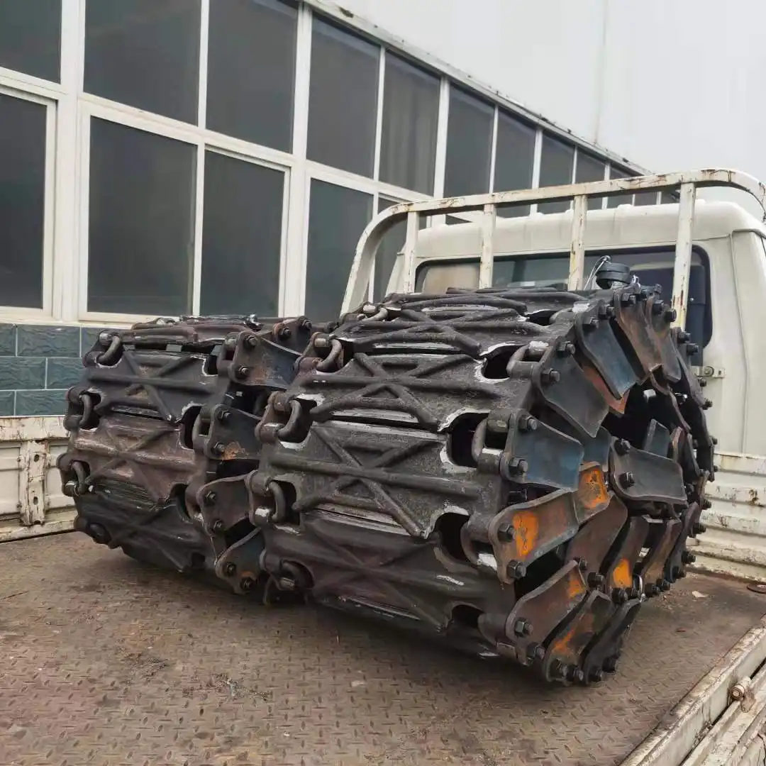 What are the advantages of forged chain plates in anti-skid tracks?